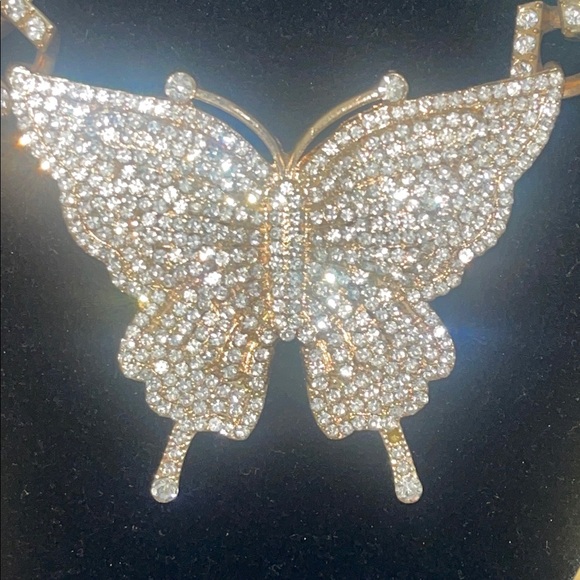 Elegant rhineston gold tone Butterfly Pendant Necklace - Picture 5 of 5